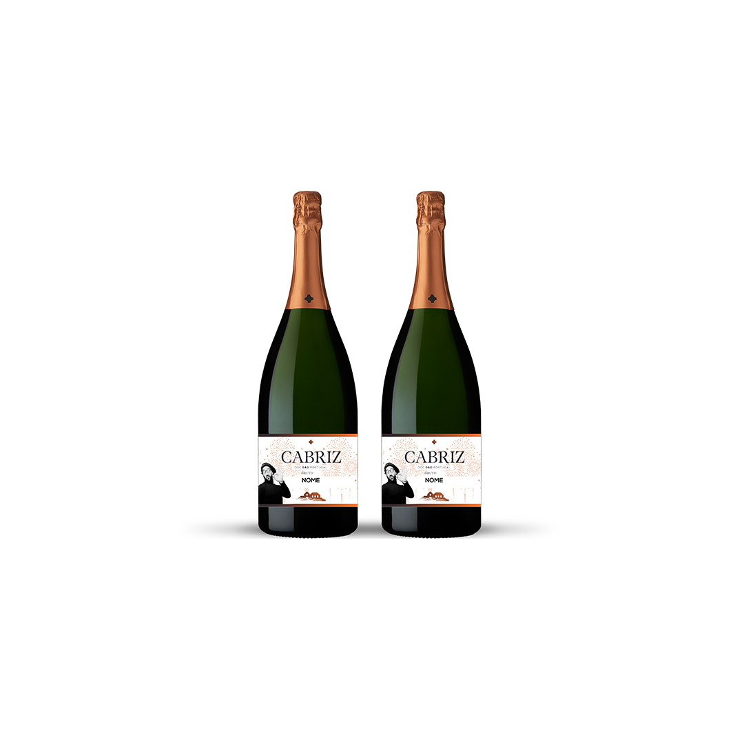 Pack Cabriz de espumante com rótulo personalizado. Cabriz faz a tua festa: Duas garrafas Edição Magnum com topos em folha de cobre sobre branco.