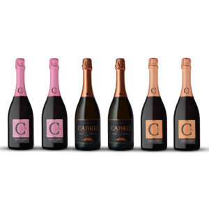 Espumantes Cabriz em promoção. Pack Estrelas do Ano Novo. Seis garrafas de espumante - Estrelas do ano novo - brilham com rótulos cor-de-rosa, preto e cobre.
