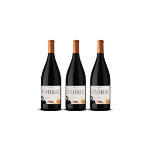 Três garrafas de vinho tinto Cabriz Reserva - Special Ones com tampas de cobre sobre um fundo branco para personalização.