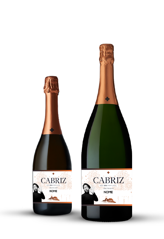 Duas garrafas de vinho espumante Cabriz personalizadas com tampas de folha de cobre e rótulos festivos.