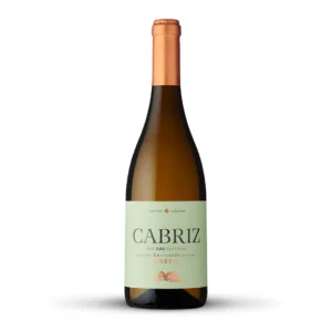 Uma garrafa de vinho branco Cabriz com uma folha de cobre e um rótulo creme sobre fundo branco.