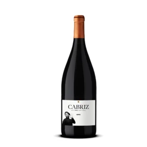 Uma garrafa de vinho tinto Cabriz com uma tampa de folha de cobre e um rótulo branco.
